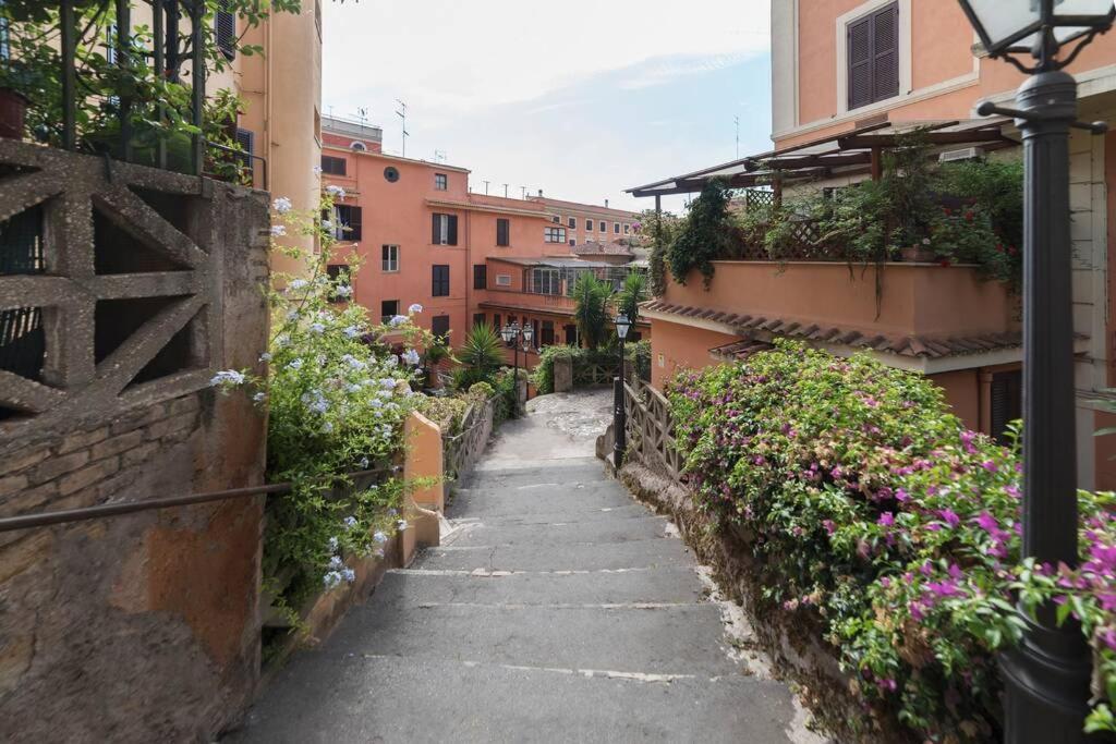 Elegante open space con vasca idromassaggio a Trastevere Exterior foto