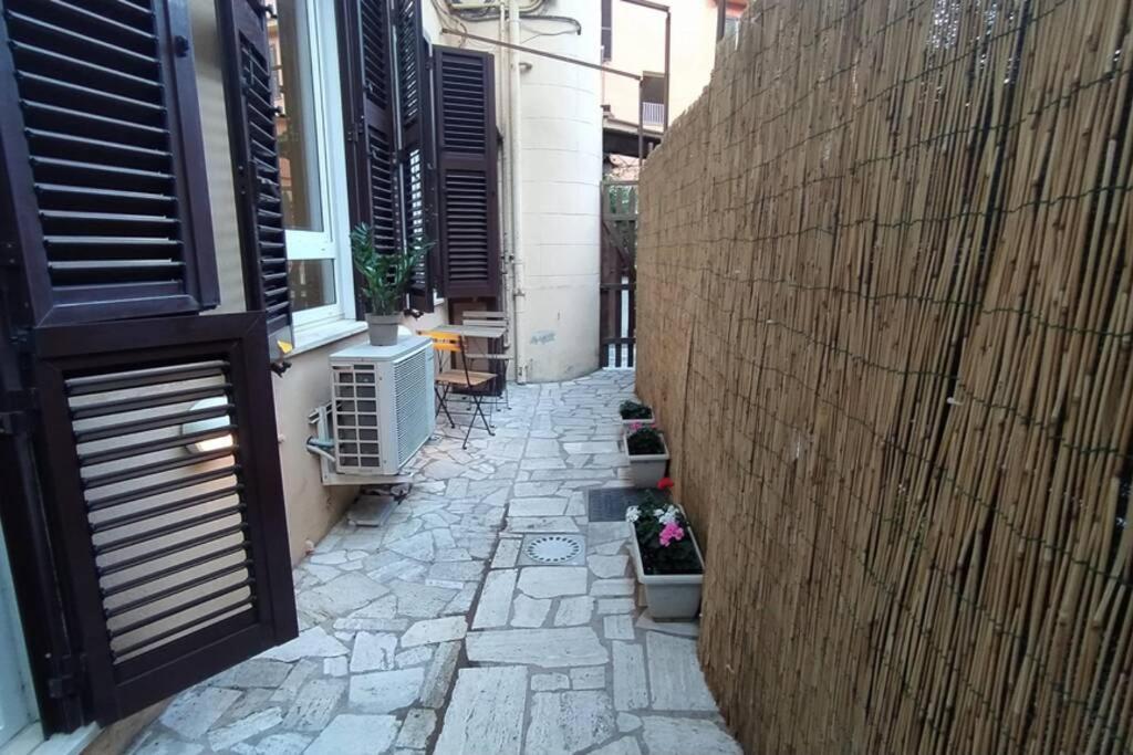 Elegante open space con vasca idromassaggio a Trastevere Exterior foto
