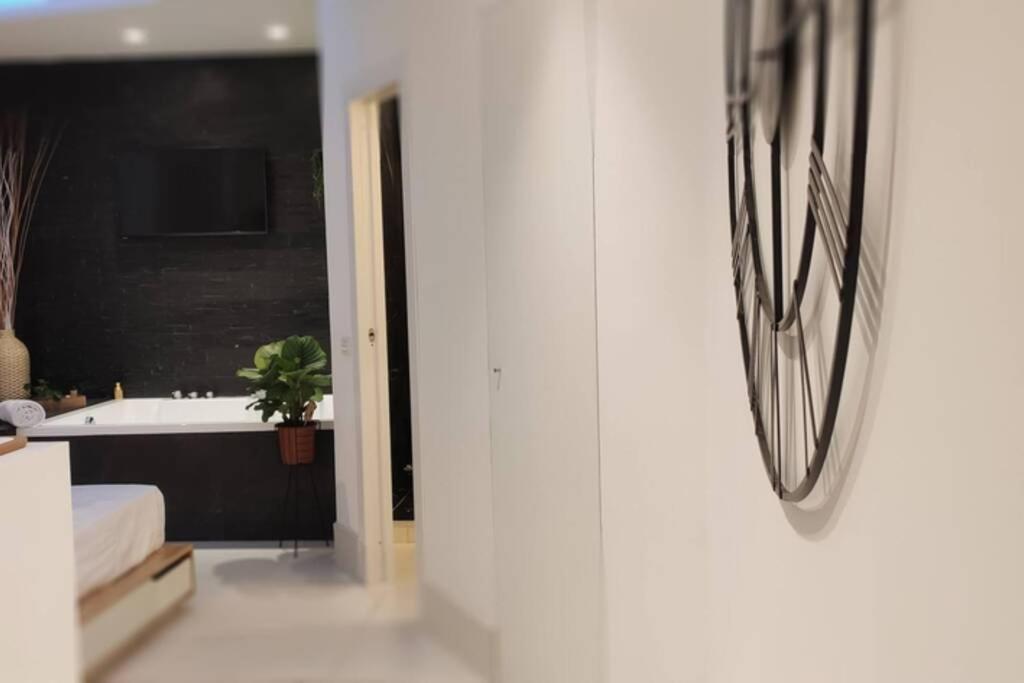 Elegante open space con vasca idromassaggio a Trastevere Exterior foto